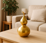Calabaza Wu Lou dorada en el salón – armonización feng shui de espacios compartidos con símbolo de protección y energía positiva