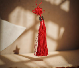 Amuleto con nudo infinito y símbolo de la doble felicidad en hilo rojo para atraer amor y armonía