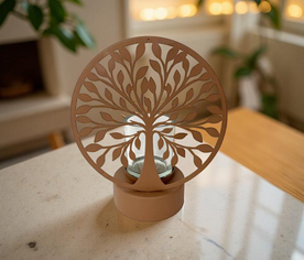 Candelabro Árbol de la Vida colocado en espacio armónico, símbolo ancestral de conexión y equilibrio