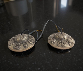 Crótalos tibetanos de 7 cm utilizados en espacio espiritual, ideales para limpiezas y armonización energética