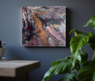 Cuadro “Lava de Esperanza” colgado en interior moderno, obra volcánica con energía transformadora