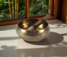 Cuenco tibetano de 11 x 5,5 cm en ambiente armónico con baqueta, ideal para meditación, yoga y limpieza energética