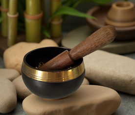Cuenco tibetano de 8 x 5,5 cm en espacio decorativo con baqueta, ideal para meditación, yoga o feng shui