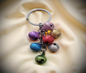 Llavero feng shui con cascabeles de colores para atraer alegría y buena suerte