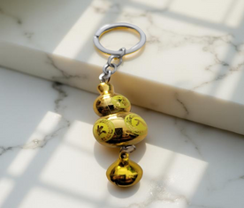 Llavero Wu-Lou color amarillo con cascabel para salud y protección