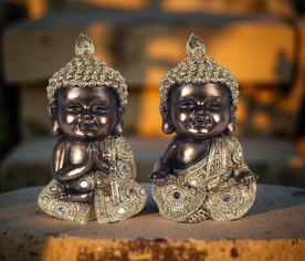 Pareja de Budas pequeños con manos en gesto de oración y meditación, decoración espiritual