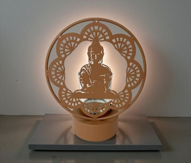 Portavelas en forma de Buda iluminado en espacio decorativo, ideal para crear un ambiente de paz y meditación