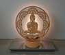 Portavelas en forma de Buda iluminado en espacio decorativo, ideal para crear un ambiente de paz y meditación