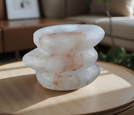 Portavelas de sal del Himalaya en forma de espiral con vela encendida, ideal para armonizar el ambiente