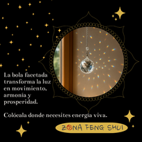 Bola facetada colgando en ventana con luz solar y arco iris activando el chi según el Feng Shui
