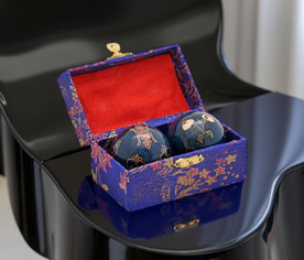 Bolas Yin Yang chinas sobre superficie decorativa