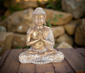 Buda blanco y dorado en posición de meditación, figura decorativa espiritual para armonizar el hogar