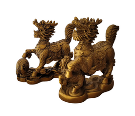 Detalle de las figuras Chi Lin en posición de protección, con cabeza de dragón y cuerpo escamado