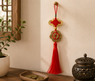 Colgante Feng Shui de siete monedas chinas con hilo rojo, símbolo tradicional de prosperidad y buena fortuna