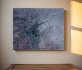Cuadro “Estrellas en la noche” colgado en interior sereno, obra oscura con puntos de luz inspirada en el elemento agua