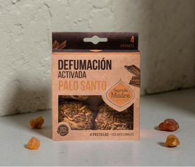 Pastillas de defumación Palo Santo de Sagrada Madre, con fondo espiritual