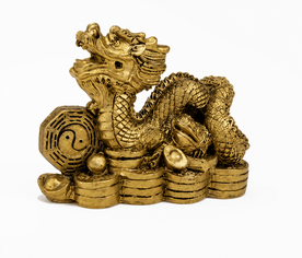 Figura dorada de Dragón Chino sobre monedas, símbolo Feng Shui de prosperidad y buena fortuna zfs
