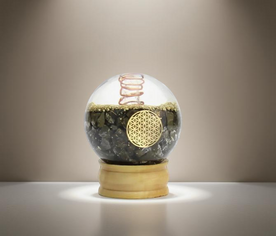 Esfera de orgonita artesanal con piedras naturales y símbolo de la Flor de la Vida