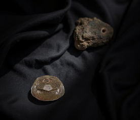 Orgonite biselado pequeño en espacio decorado, protección sutil