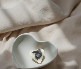 Orgonita corazón mini en decoración, símbolo de amor y protección