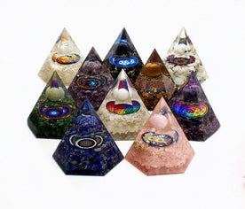 Colección de orgonitas pirámide hexagonal con piedras naturales y símbolos esotéricos