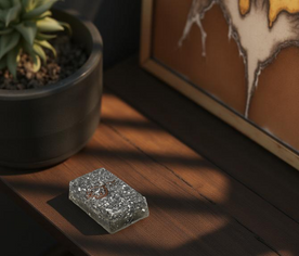 Orgonita rectangular pequeño en ambiente decorado, energía sutil