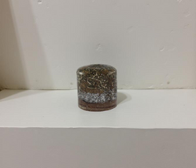 Orgonite redondo medio en ambiente decorado, protección energética

