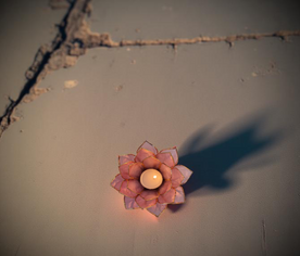 Portavelas flor de loto rosa claro artesanal, ternura y serenidad


