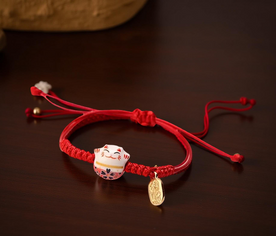 Pulsera roja con Maneki Neko de cerámica y colgante dorado, amuleto Feng Shui de prosperidad y protección