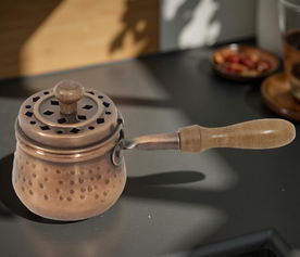 Quemador de incienso artesanal de cobre con mango de madera, ideal para rituales feng shui y limpieza energética